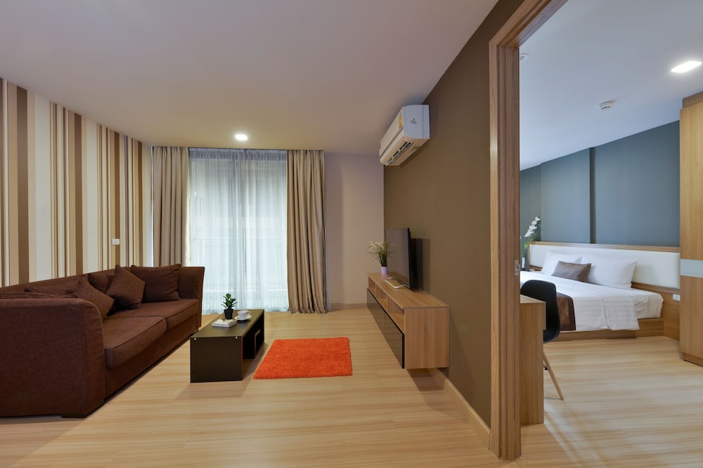 Premier Room, 1 Bedroom (1 King Bed) photo 2