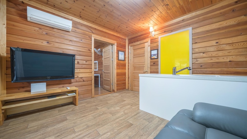 Basic Room, 2 Bedrooms (Yellow-5) - Photo 11