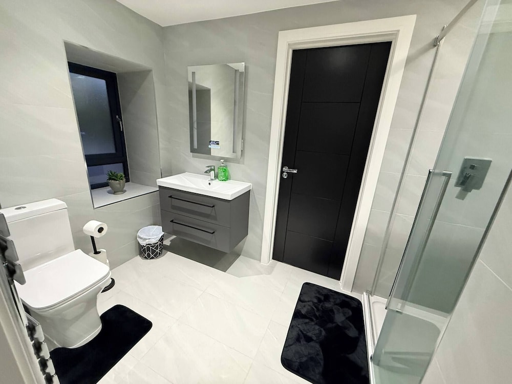 Luxury Home 5 Bedroom 3 Bathroom Games Room Parking, Foto 25