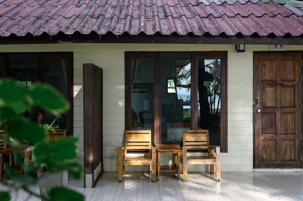 Seaview 2nd row Bungalow photo 2