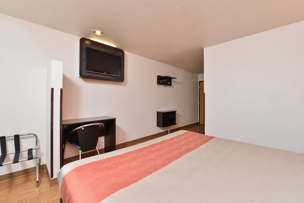 Standard Suite, 1 Queen Bed, Non Smoking - Photo 3