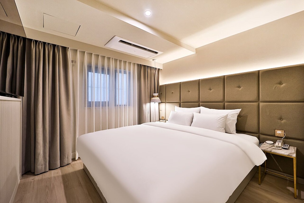 Suite - Photo 3