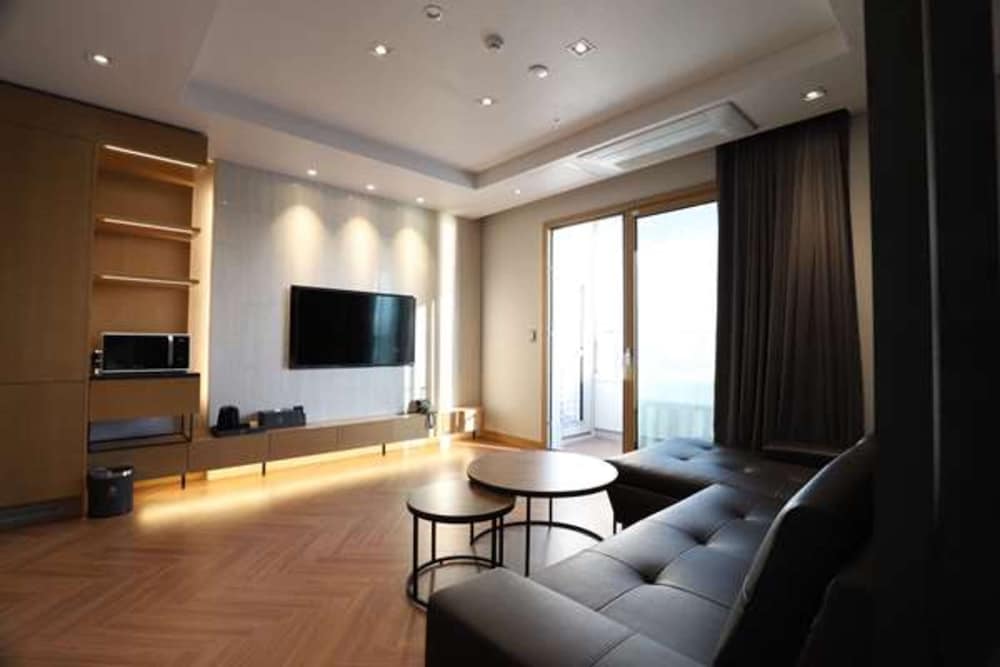 Royal Suite, Lake View (Partial Ocean+Lake View) - Photo 1