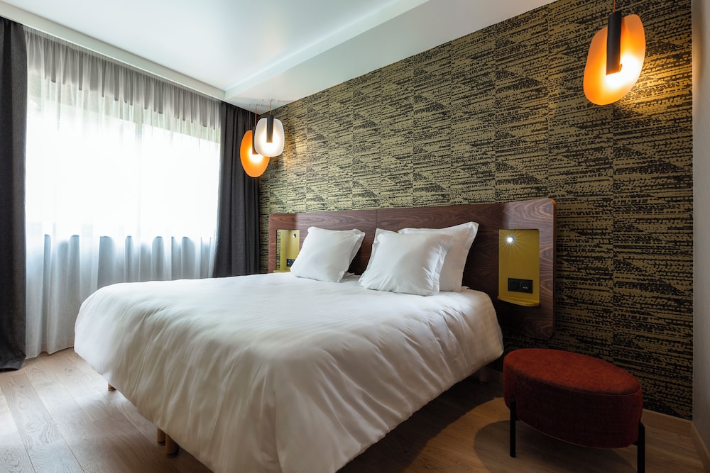 Signature Double Room, 1 Queen Bed with Sofa bed photo 1