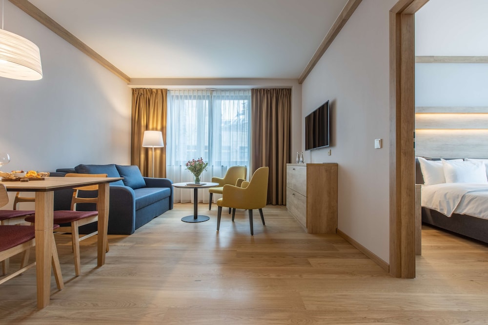 Suite - Photo 1