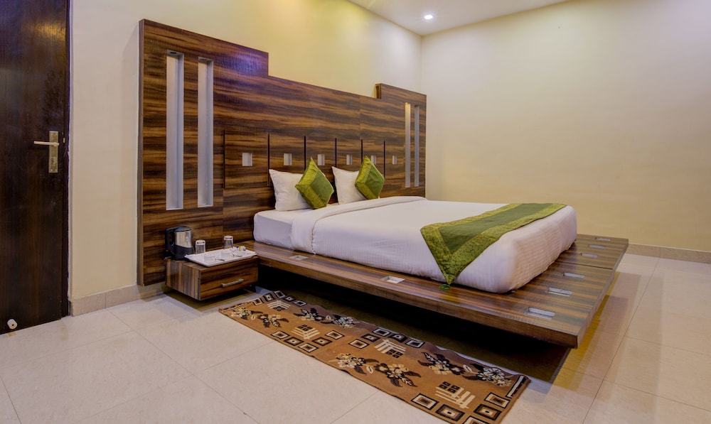 Deluxe Room, 1 King Bed, Non Smoking photo 2