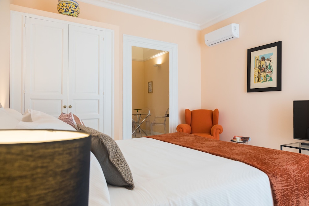 Superior Double Room, 1 Queen Bed, Balcony, City View (Porta Carini) photo 3