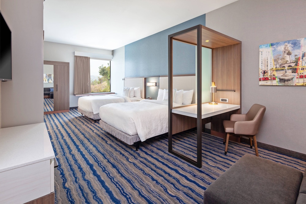 Suite, 2 Queen Beds (Mobility/Hearing Access, Roll-In Shwr) - Photo 2