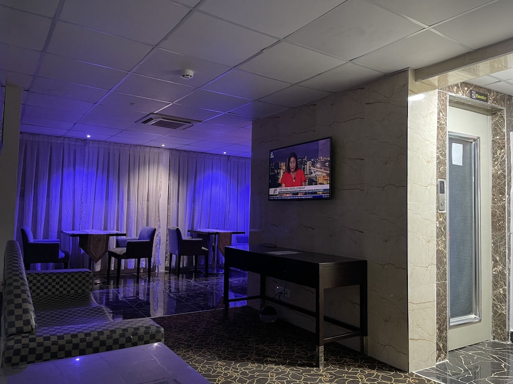 Deluxe Room, 1 King Bed, Non Smoking, Pool Access photo 2