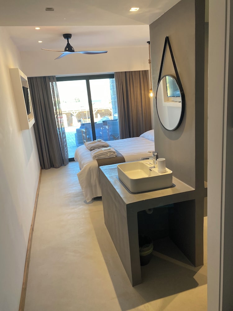 Superior Room with Shared Pool photo 2