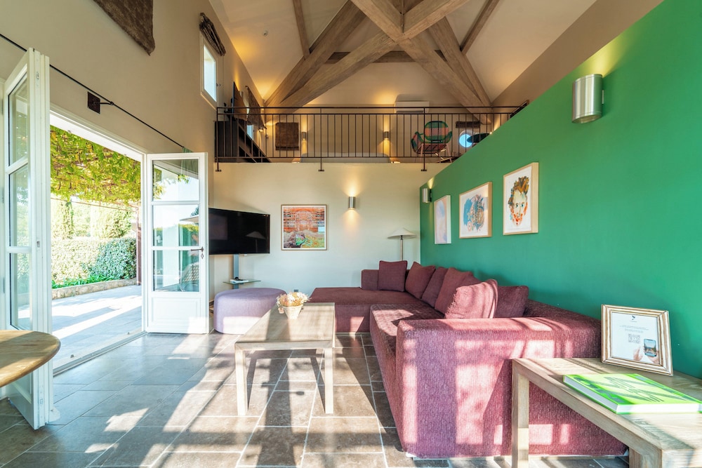 Suite (Pool) photo 3