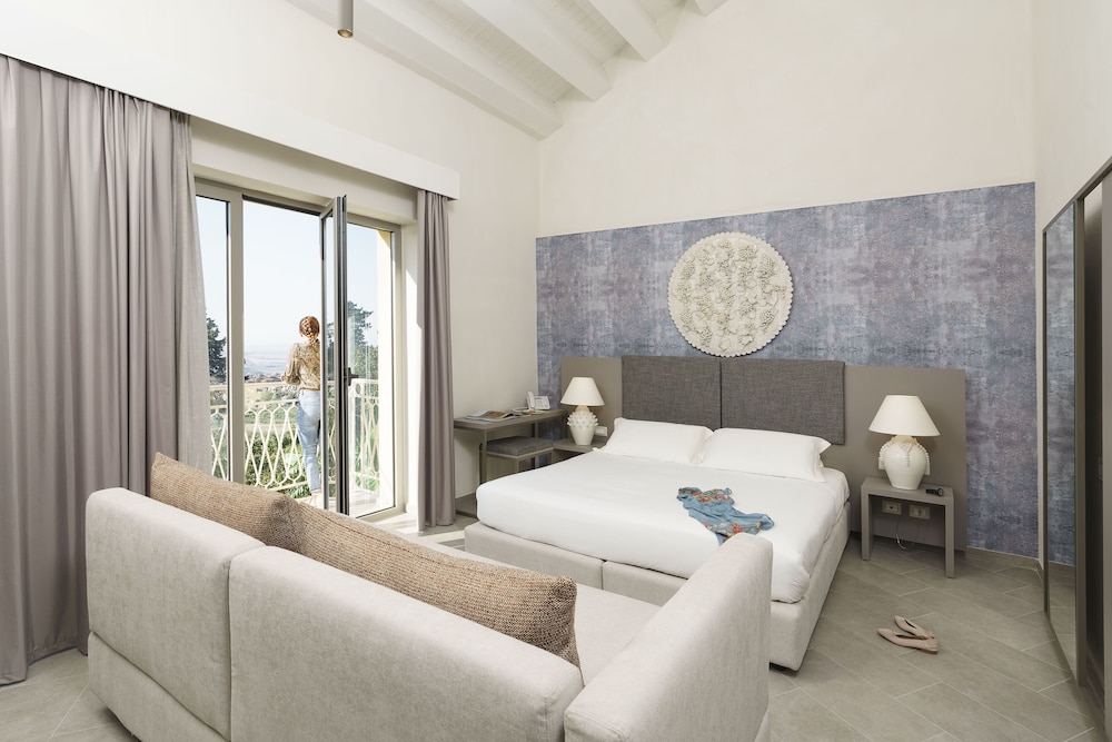 Deluxe Room, Jetted Tub
