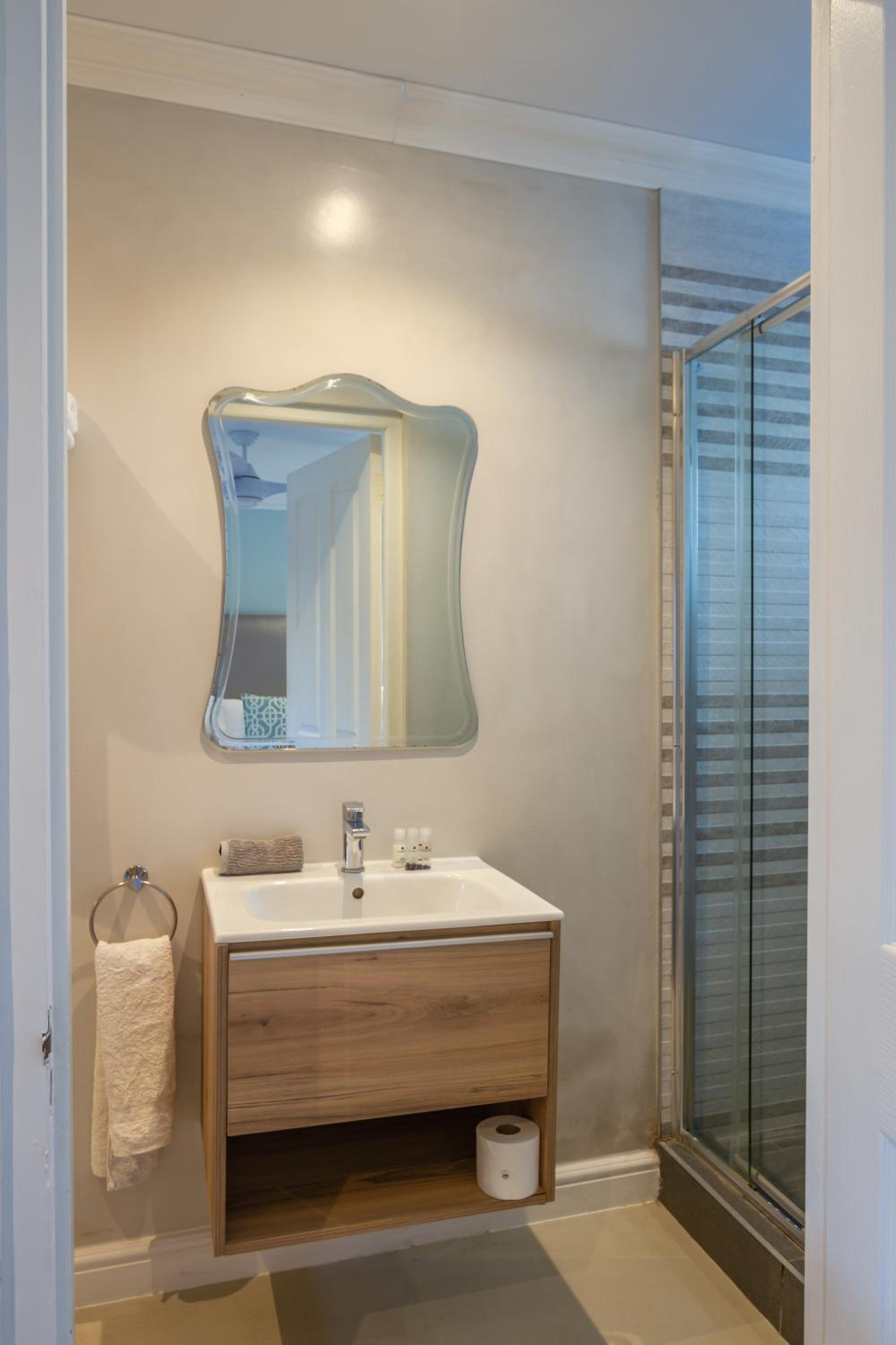 Luxury King Room - Photo 4
