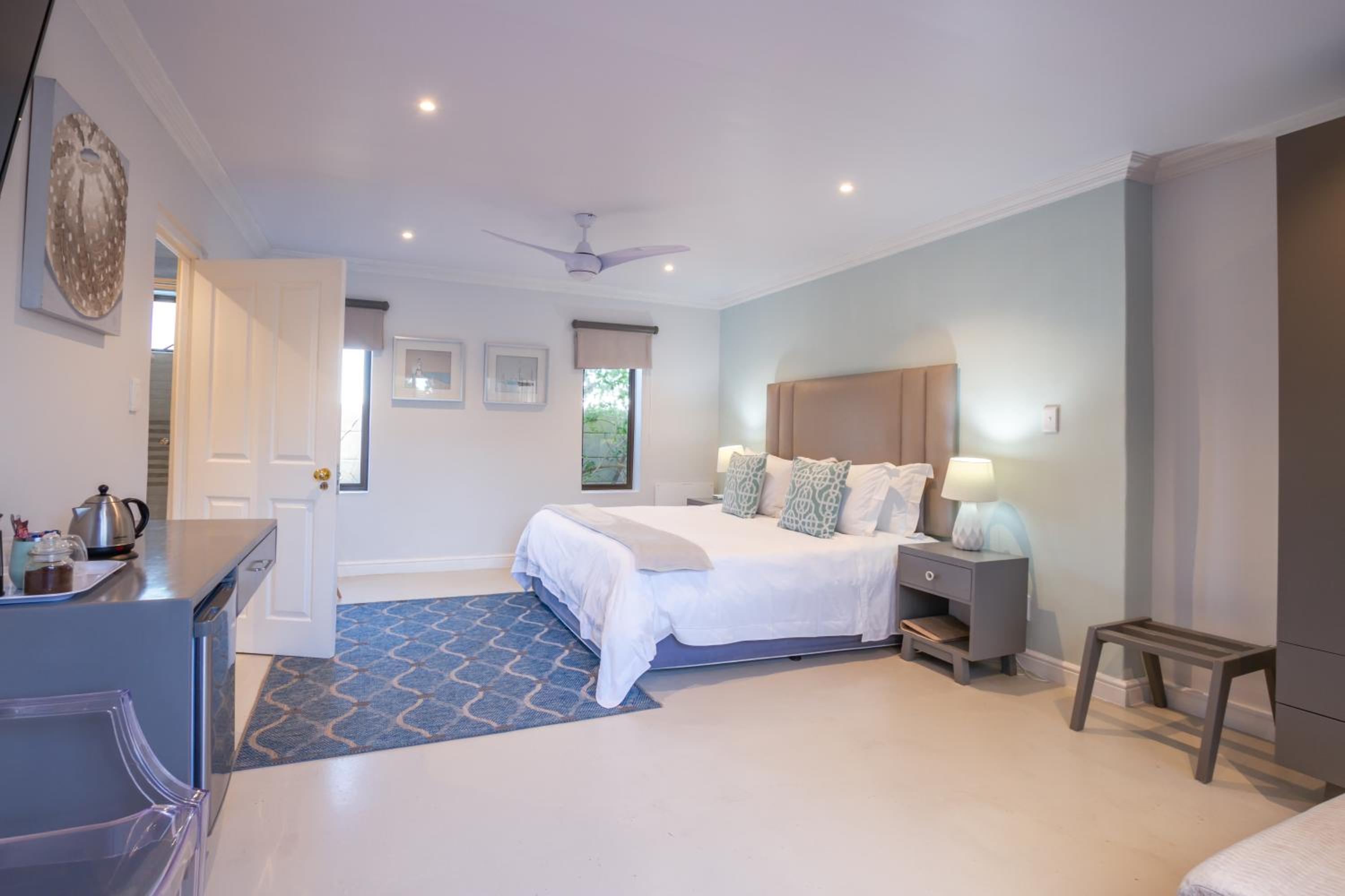Luxury King Room - Photo 5