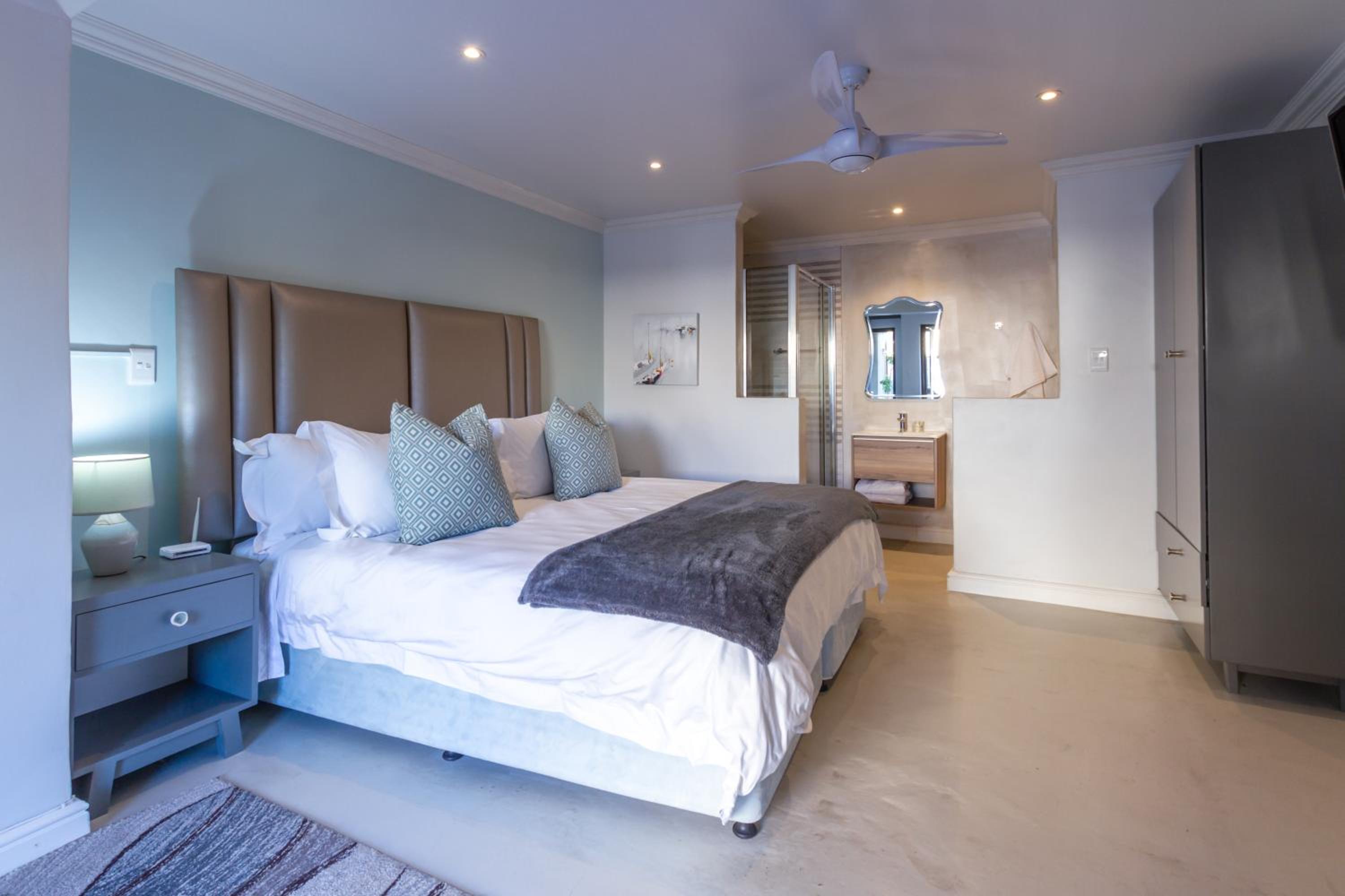 Standard Double Room - Photo 8