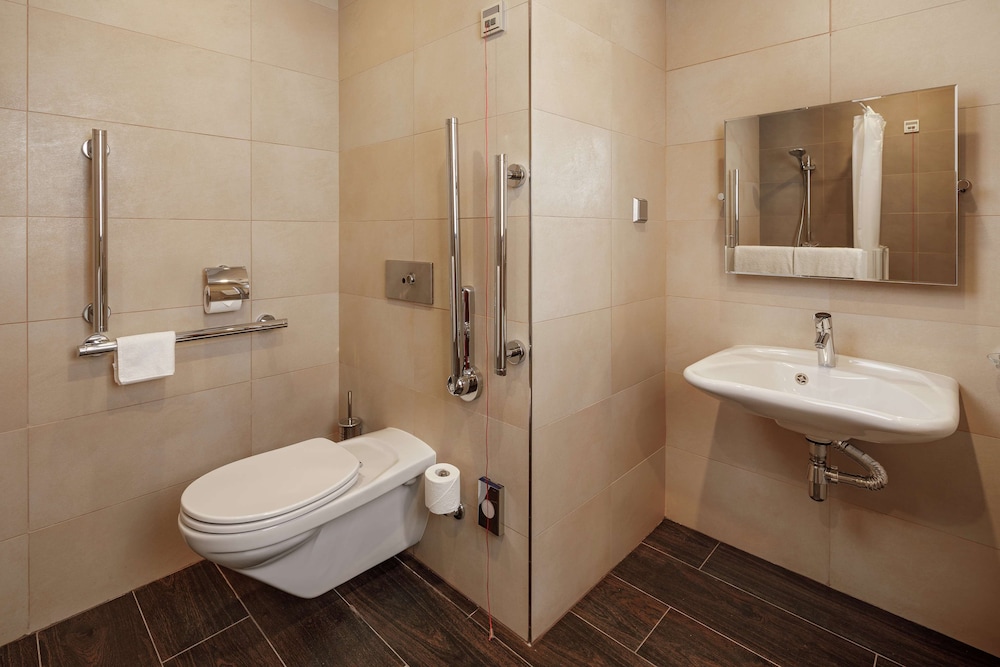 Room, 1 Queen Bed, Accessible photo 3