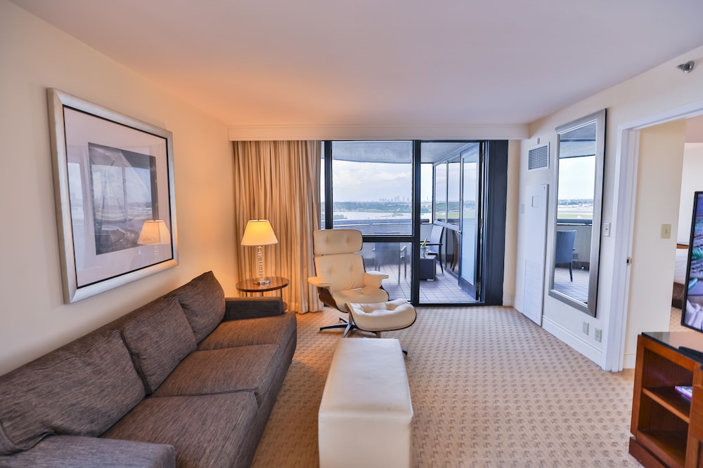 Suite, 1 King Bed photo 3