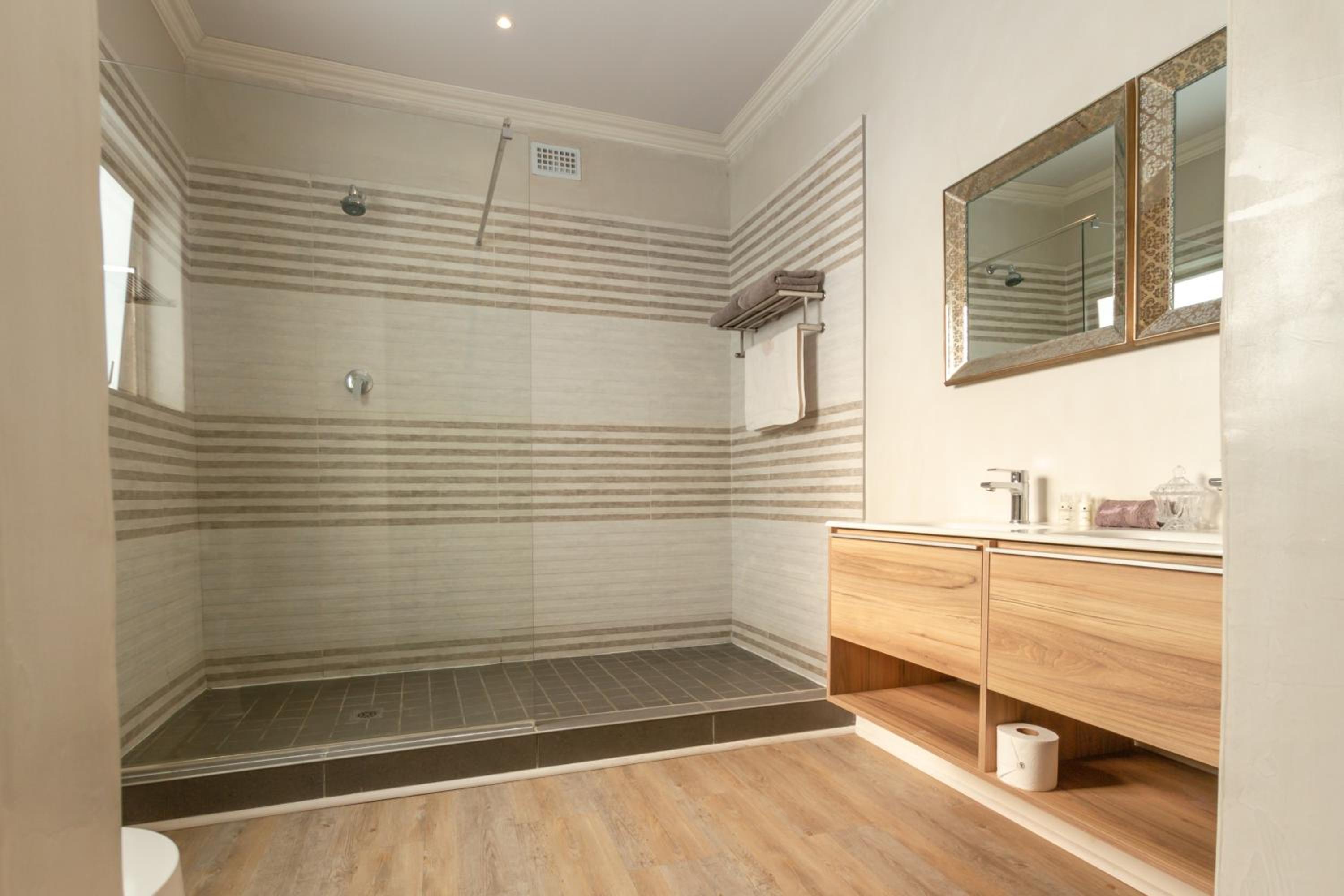 Executive King Room - Photo 12