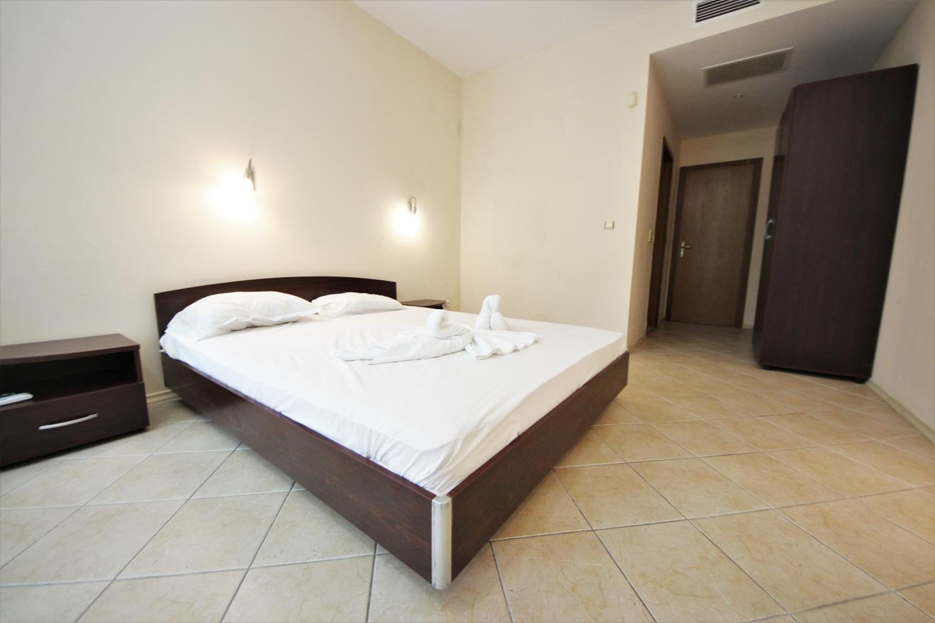 Deluxe One-Bedroom Apartment photo 1