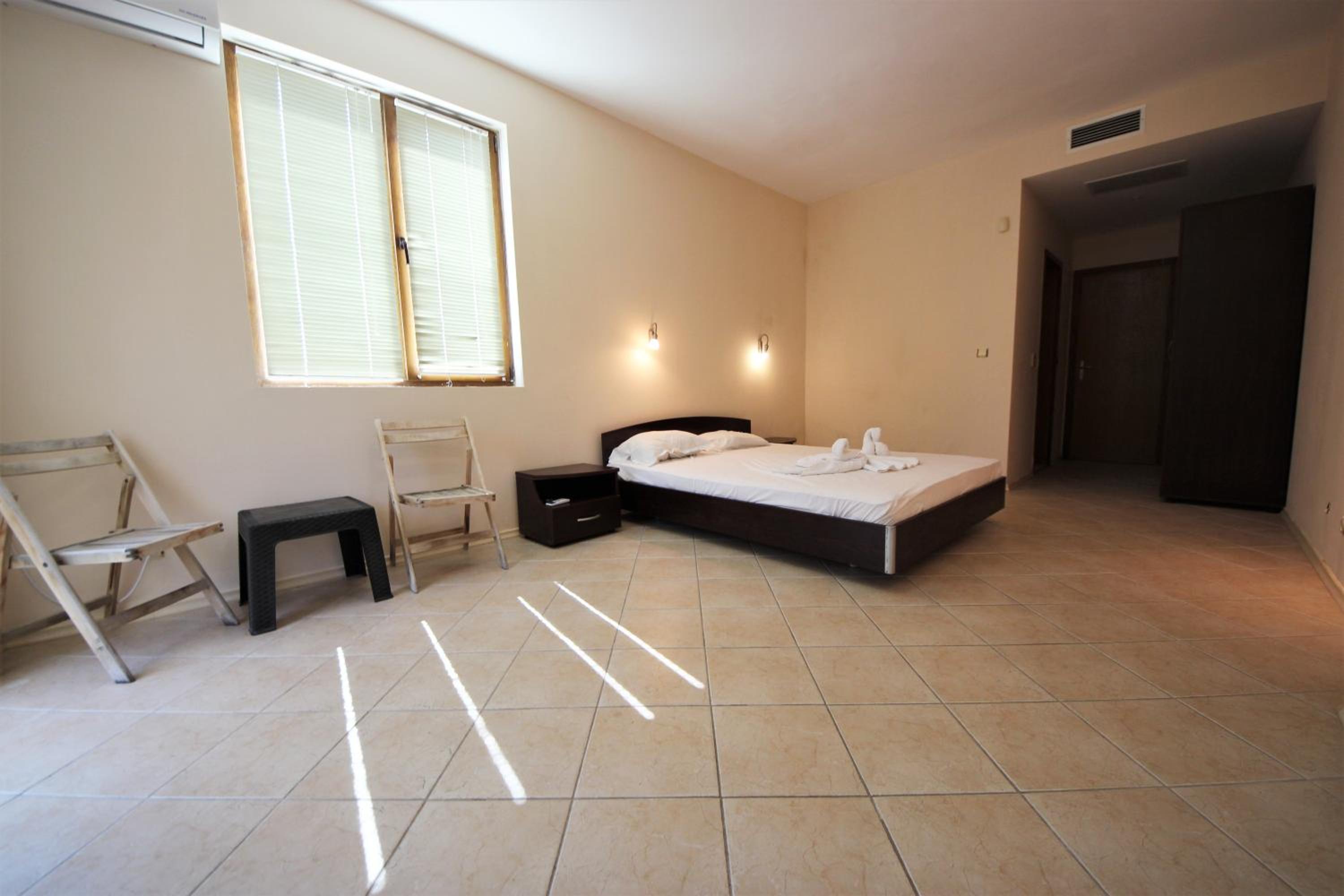 Deluxe One-Bedroom Apartment photo 3