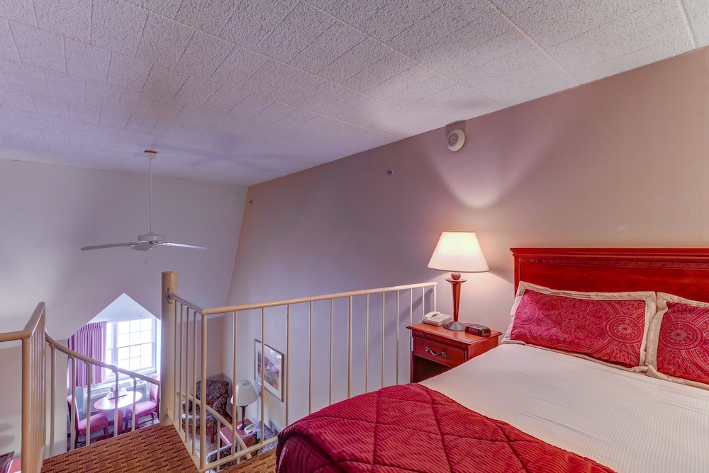 Superior Loft, 1 King Bed with Sofa Bed (Not Pet-Friendly) photo 1