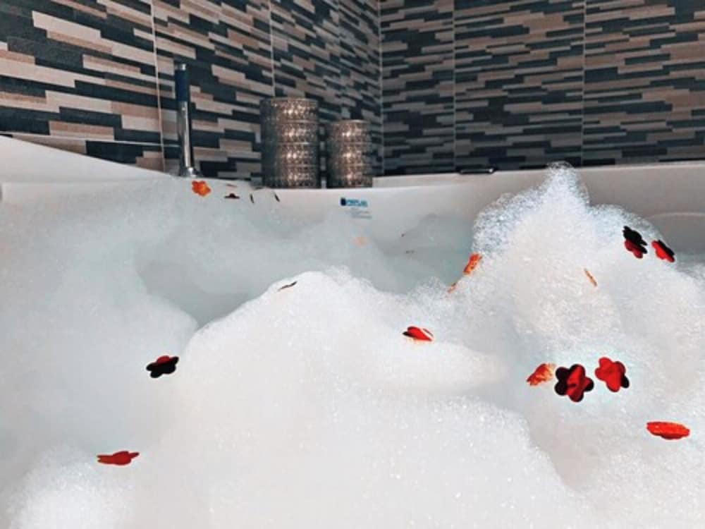 Superior with Jacuzzi - Photo 9