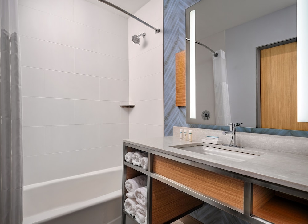Room, 2 Queen Beds, Accessible, Bathtub (Hearing) - Photo 5
