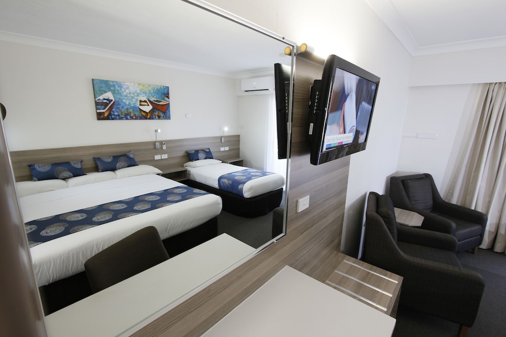 Room (Standard King & Single) photo 3
