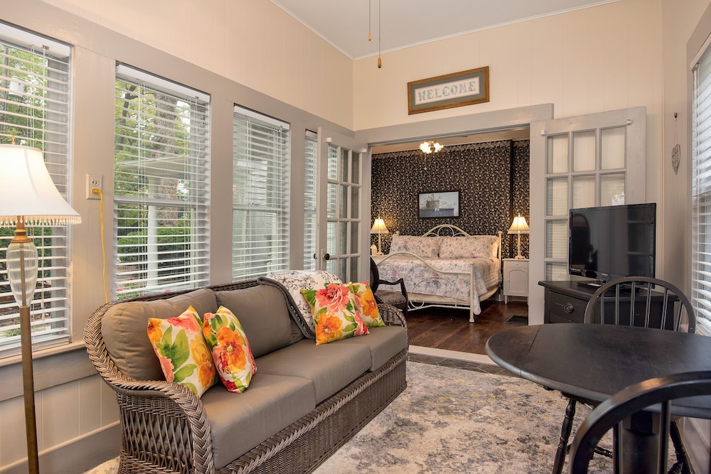 Family Cottage, 2 Bedrooms, Jetted Tub, Courtyard Area photo 2