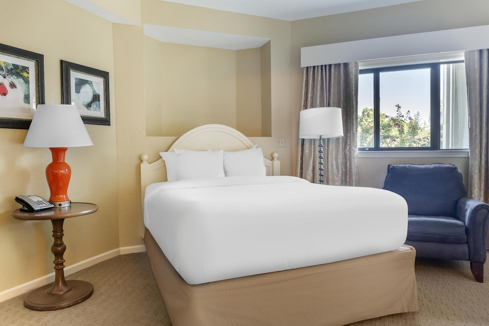 1 QUEEN BED WITH MINI FRIDGE - Photo 3