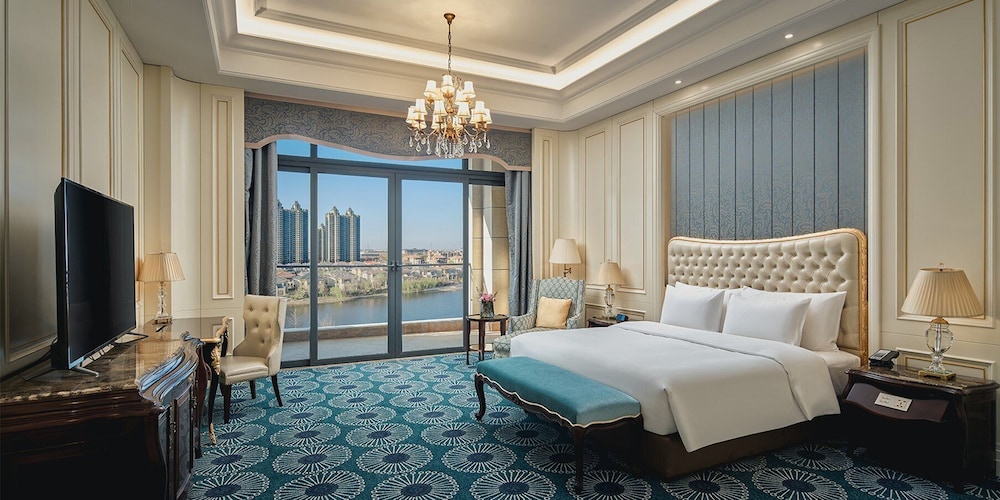 Standard Room, 1 King Bed, Lake View - Photo 4