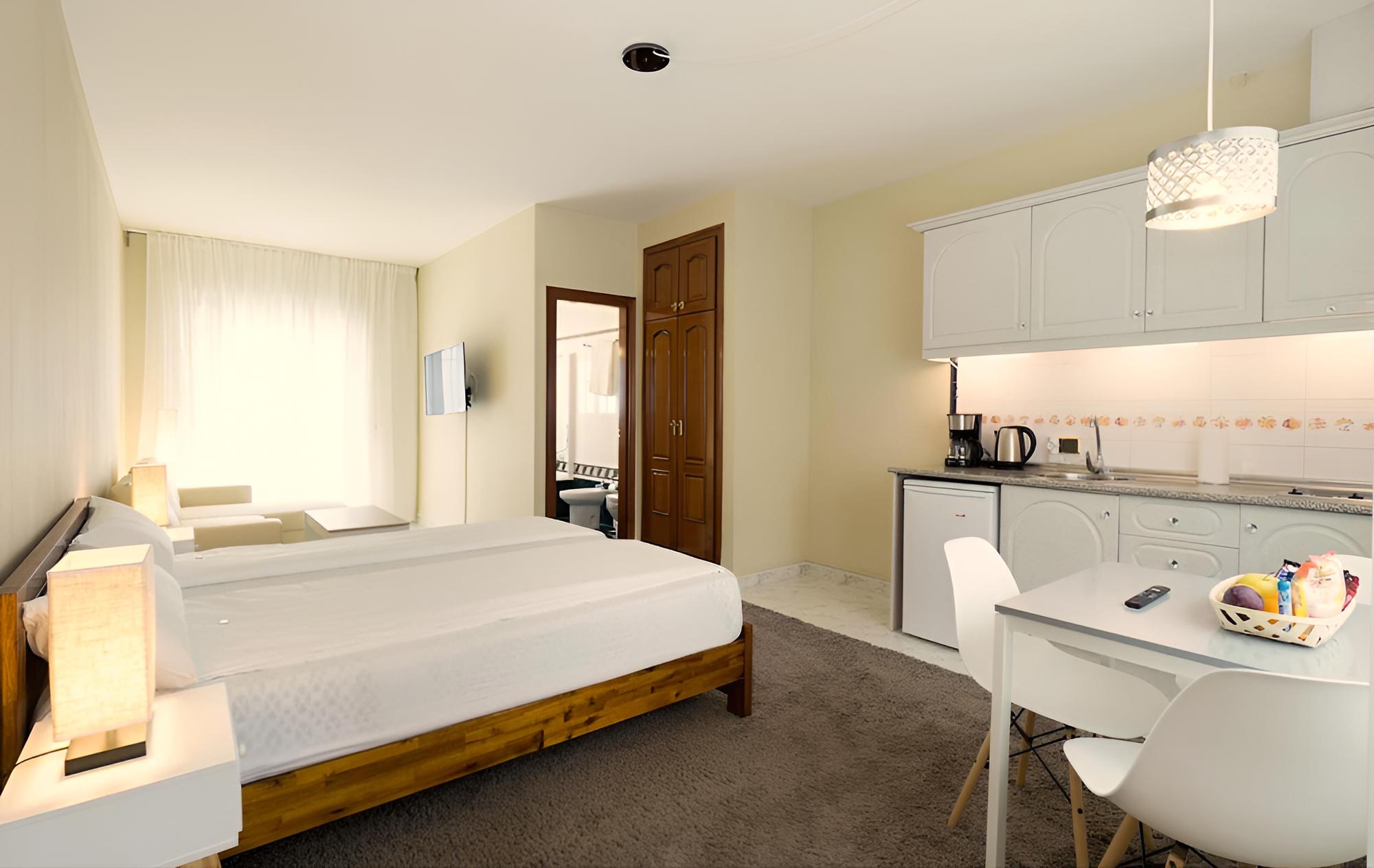 Deluxe Studio, 1 King Bed with Sofa bed photo 2