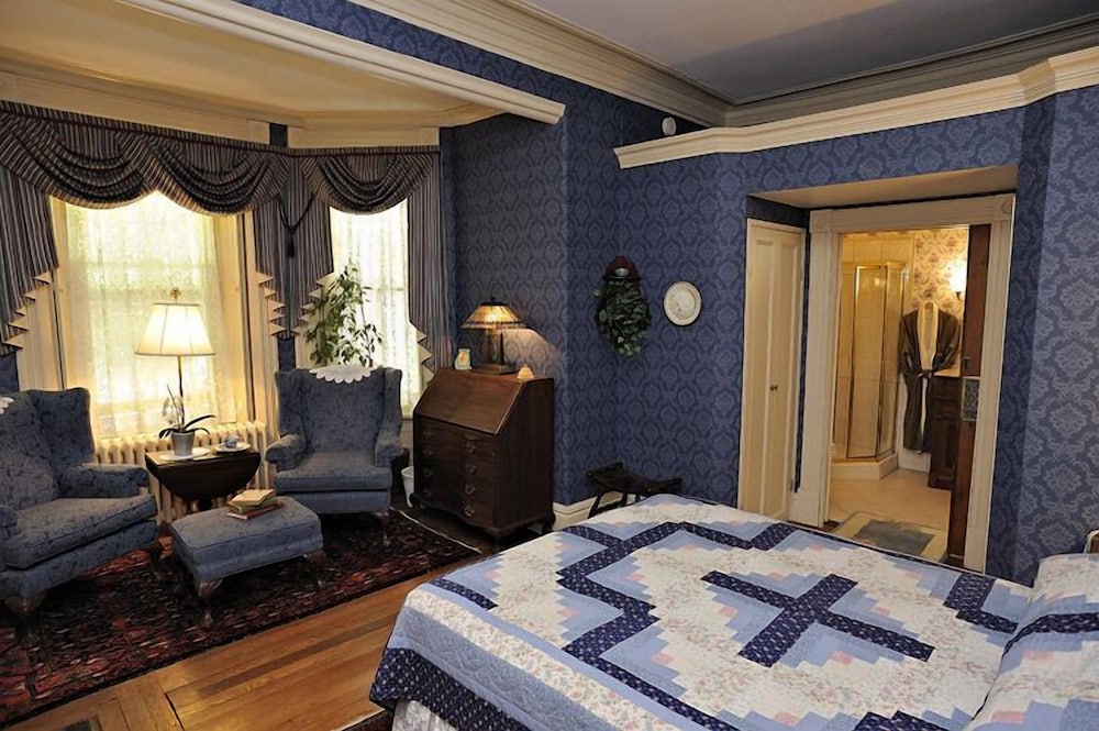 Library Room, 1 Queen Bed, Ground Floor