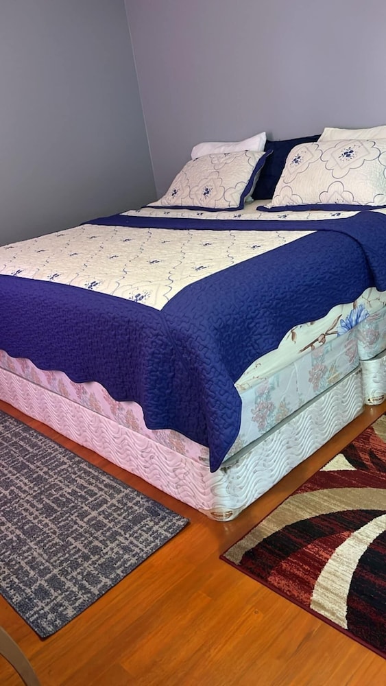 Basic Room, 1 Queen Bed, Non Smoking, Shared Bathroom