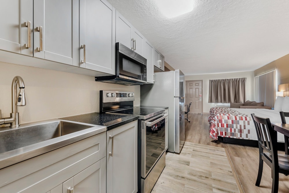 Suite, 1 King Bed, Non Smoking, Kitchen - Photo 3