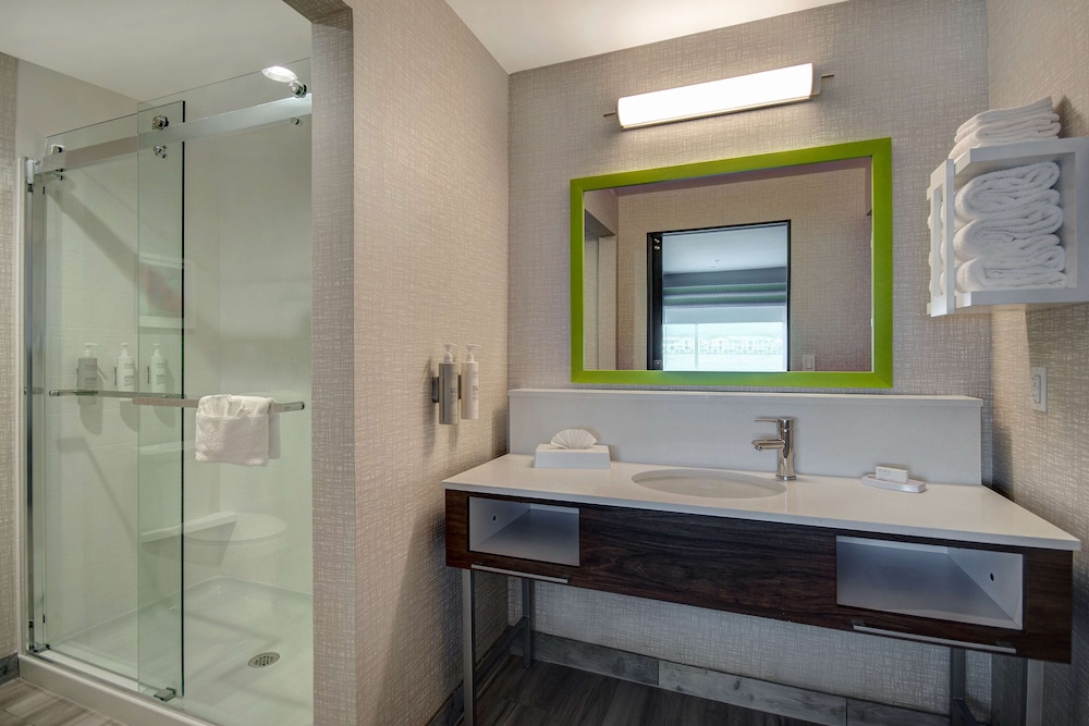 Suite, 1 King Bed, Refrigerator & Microwave (Hearing) - Photo 5