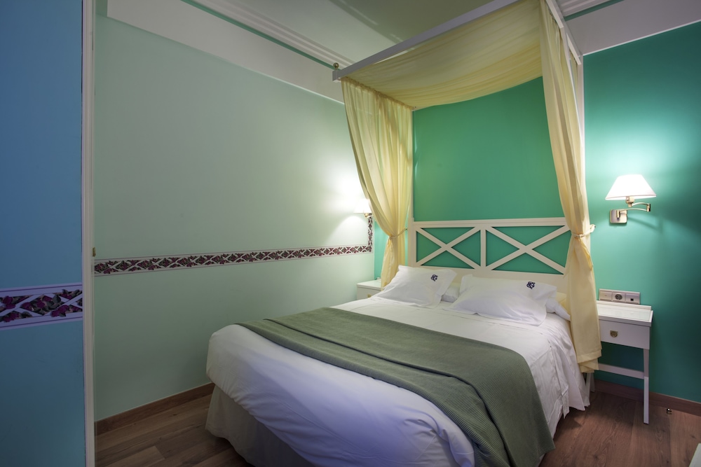 Suite - Photo 1