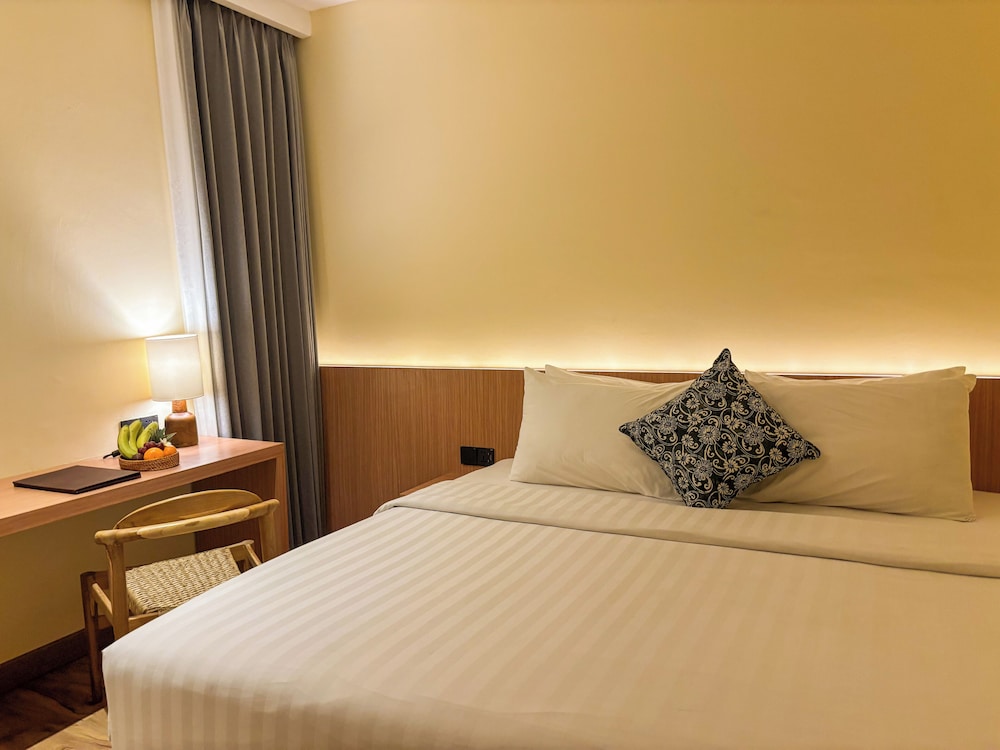 Suite, 1 Bedroom, Balcony - Photo 13