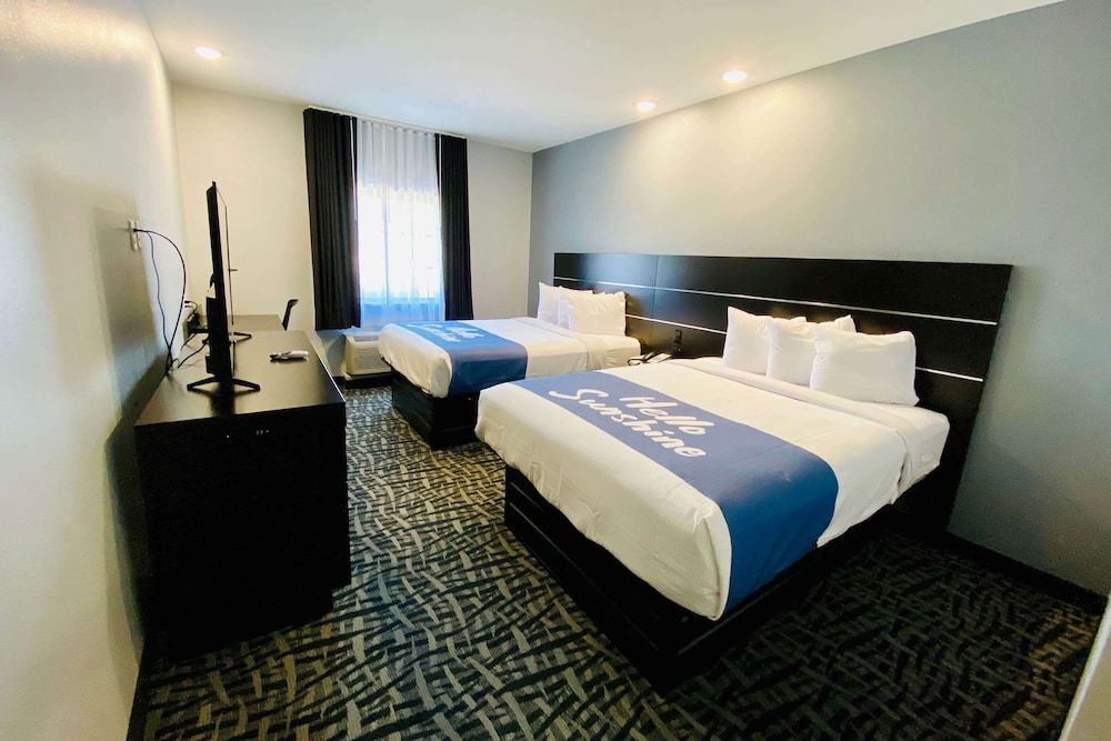 Deluxe Room, 2 Queen Beds, Accessible, Non Smoking (Mobility) - Photo 1
