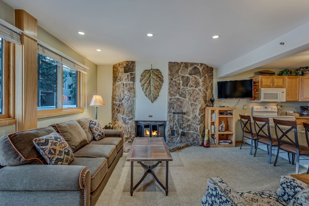 Premier Studio (Unit 410)