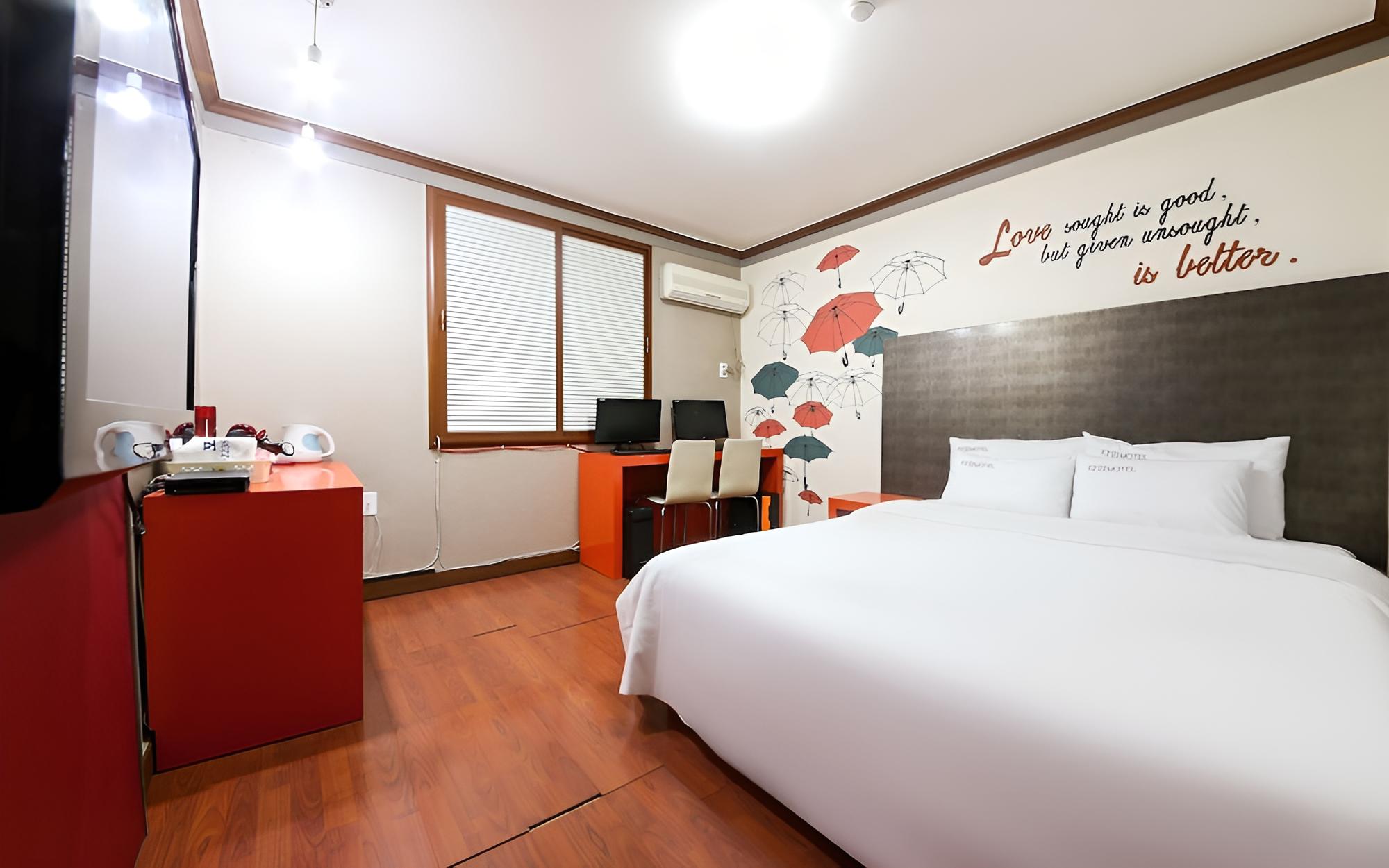 Room (Deluxe Room (No-Hard Couple 2PC)) - Photo 1