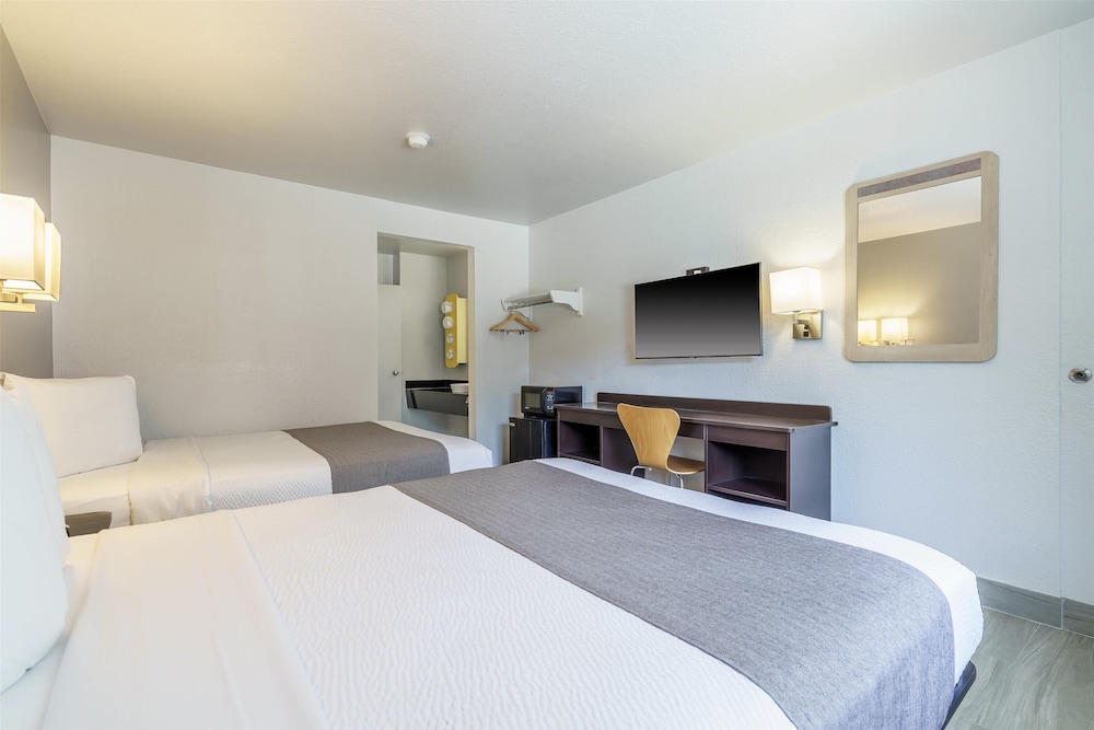 Deluxe Room, 2 Double Beds, Non Smoking, Refrigerator & Microwave photo 2