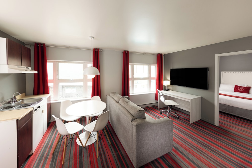 Superior Suite, 1 King Bed with Sofa bed - Photo 1