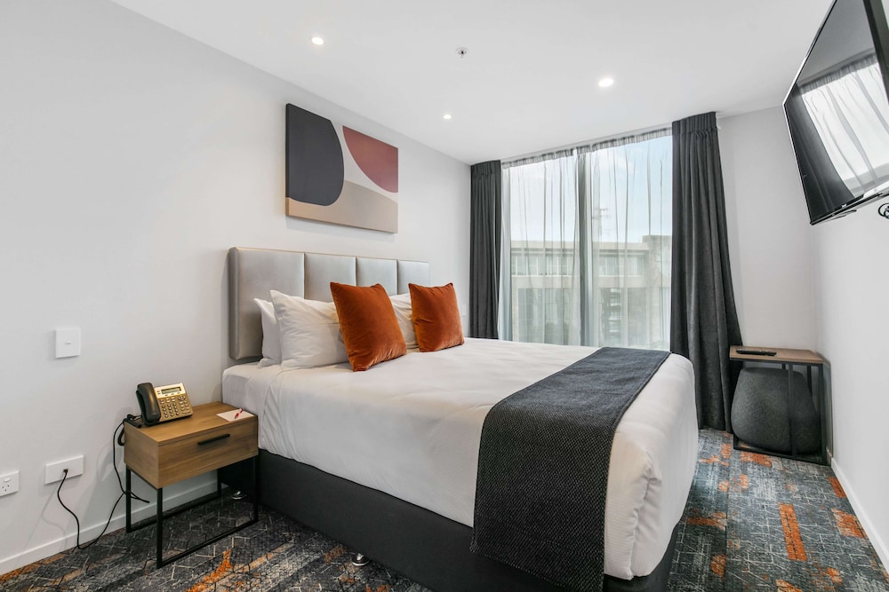 Room, 1 King Bed (Compact, Non-Motorway Facing) - Photo 1