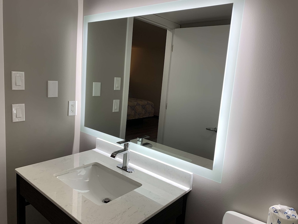 Deluxe Room, 2 Queen Beds, Non Smoking, Refrigerator & Microwave - Photo 5