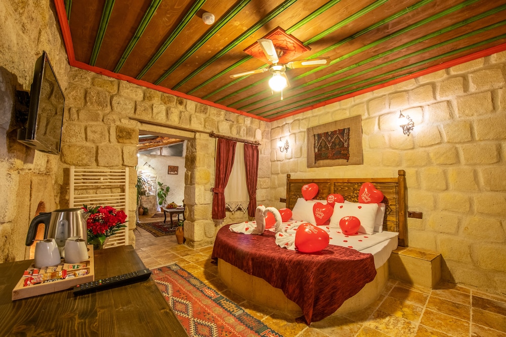Deluxe Suite with Jacuzzi and Fireplace photo 1