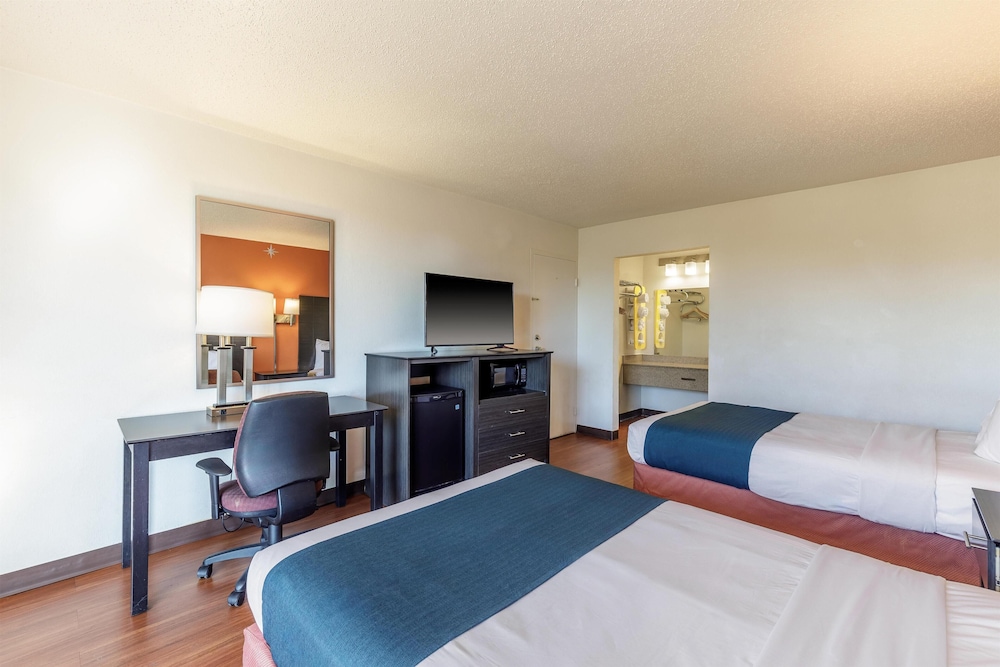 Deluxe Room, 2 Double Beds, Non Smoking, Refrigerator & Microwave photo 3