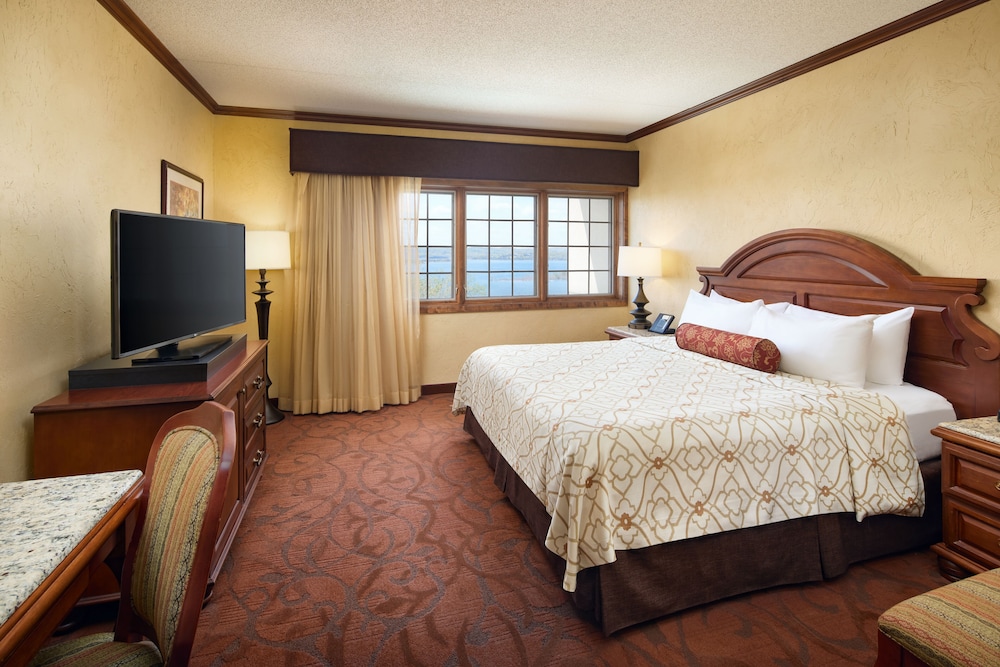 Lakefront Ambassador King suite - Photo 3