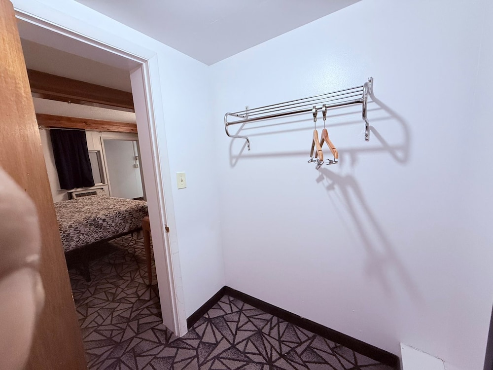 Room, 1 King Bed, Non Smoking photo 3