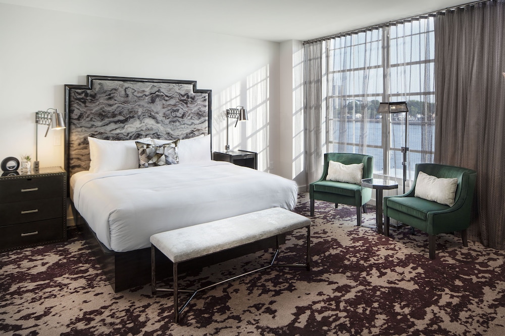 Deluxe Room, 1 King Bed, River View (Mobility/Hearing Access, Roll-In Shwr)